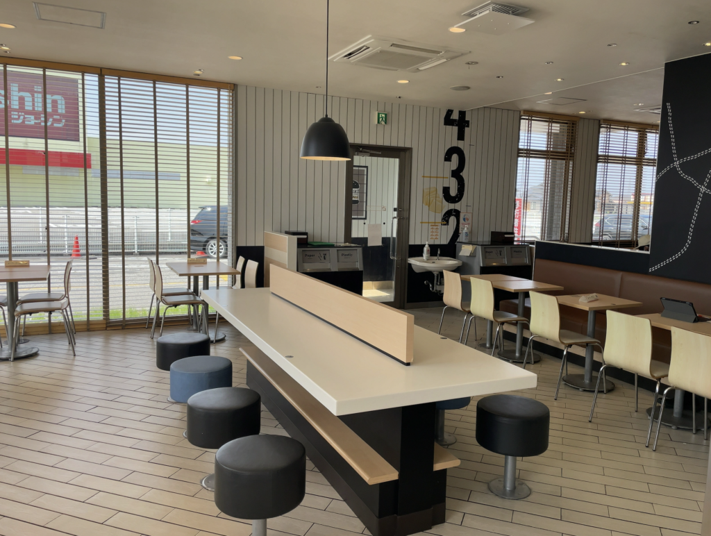 マクドナルド 大島イータウン前店（富山県射水市）　店内